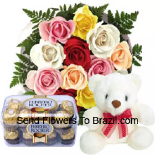 Bündel von 12 roten Rosen mit saisonalen Füllstoffen, einem niedlichen 12 Zoll großen weißen Teddybär und einer Schachtel mit 16 Stück Ferrero Rocher
