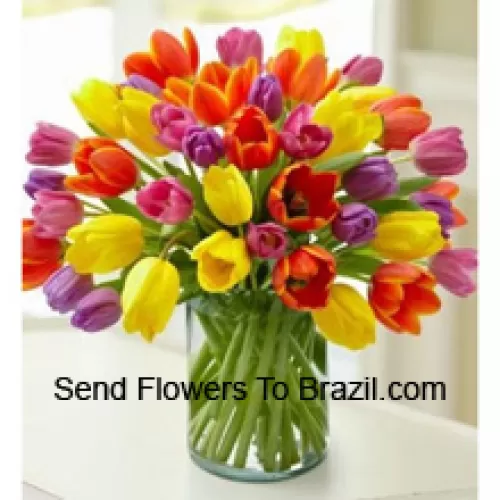 Bunt gemischte Tulpen in einer Glasvase - Bitte beachten Sie, dass im Falle der Nichtverfügbarkeit bestimmter saisonaler Blumen diese durch andere Blumen gleichen Wertes ersetzt werden.