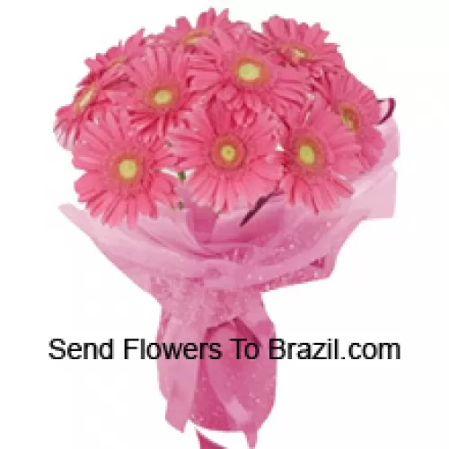 Un magnifique bouquet à la main de 12 Gerberas roses avec des remplissages saisonniers