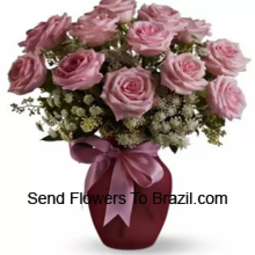 12 Rose Rosa con riempitivi bianchi assortiti in un vaso di vetro