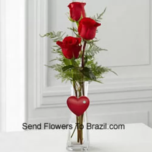 3 Roses Rouges dans un Vase en Verre avec un Petit Coeur Attaché