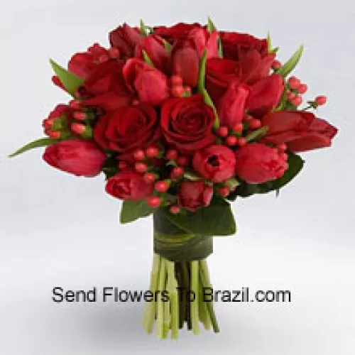 باقة من الورود الحمراء والزنابق الحمراء مع حشوات موسمية حمراء.
